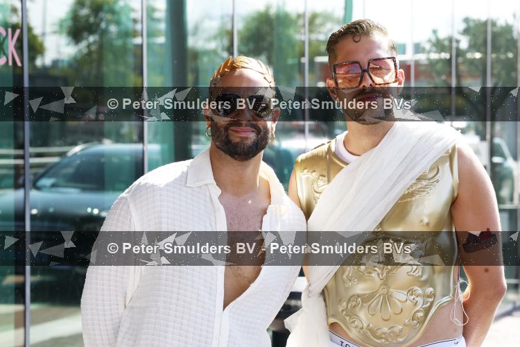 Amsterdam 1 augustus 2026
AVRO TROS boot bij de Gay pride . Freek Bartels met partner