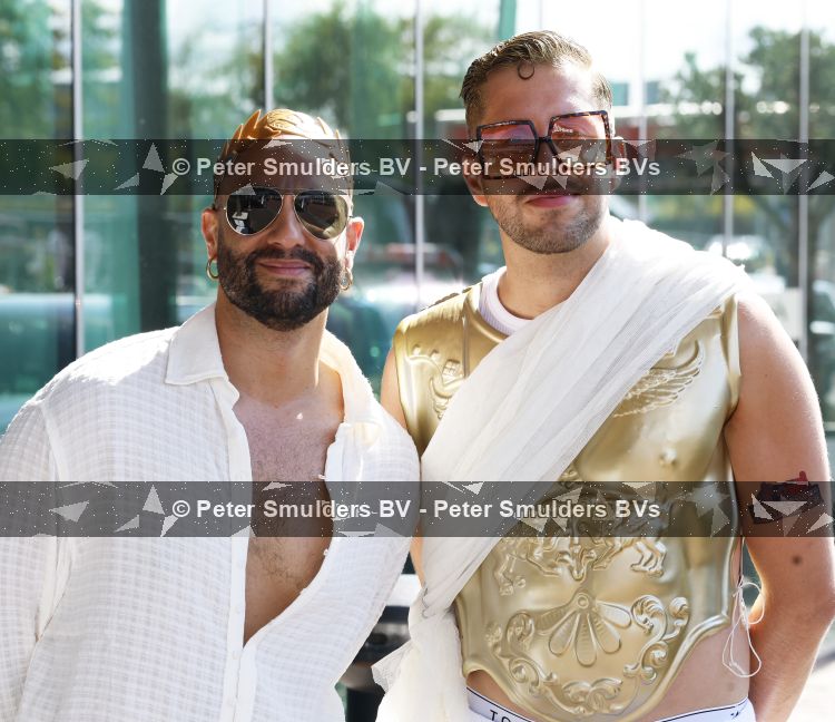 Amsterdam 1 augustus 2026
AVRO TROS boot bij de Gay pride . Freek Bartels met partner