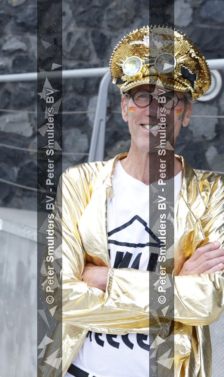 Amsterdam 1 augustus 2026
AVRO TROS boot bij de Gay pride . Hans Schiffers kwam met partner