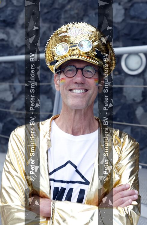Amsterdam 1 augustus 2026
AVRO TROS boot bij de Gay pride . Hans Schiffers kwam met partner