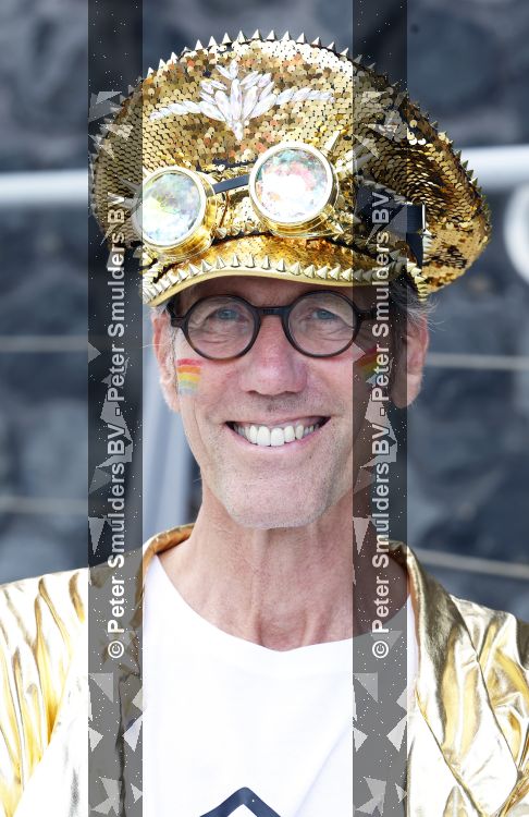 Amsterdam 1 augustus 2026
AVRO TROS boot bij de Gay pride . Hans Schiffers kwam met partner