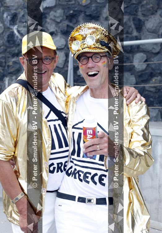 Amsterdam 1 augustus 2026
AVRO TROS boot bij de Gay pride . Hans Schiffers kwam met partner