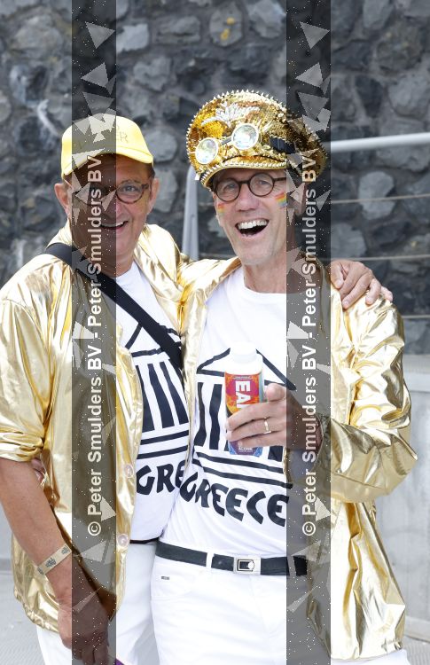 Amsterdam 1 augustus 2026
AVRO TROS boot bij de Gay pride . Hans Schiffers kwam met partner