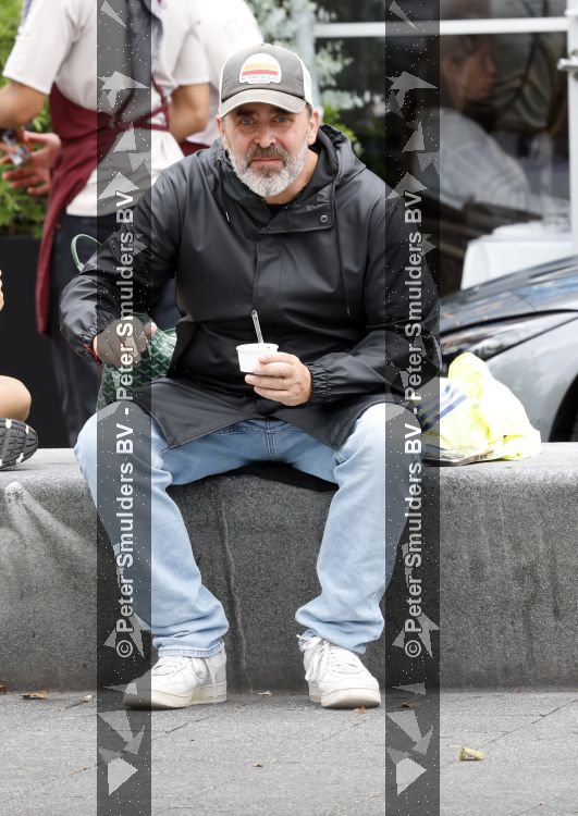 Amsterdam 21 augustus 2026
Horace Cohen en zijn zoontje eten een ijsje 