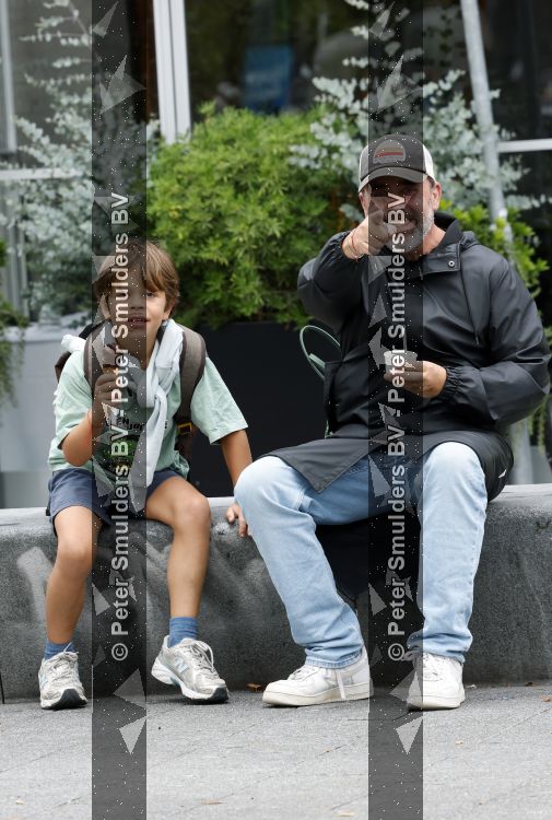 Amsterdam 21 augustus 2026
Horace Cohen en zijn zoontje eten een ijsje 