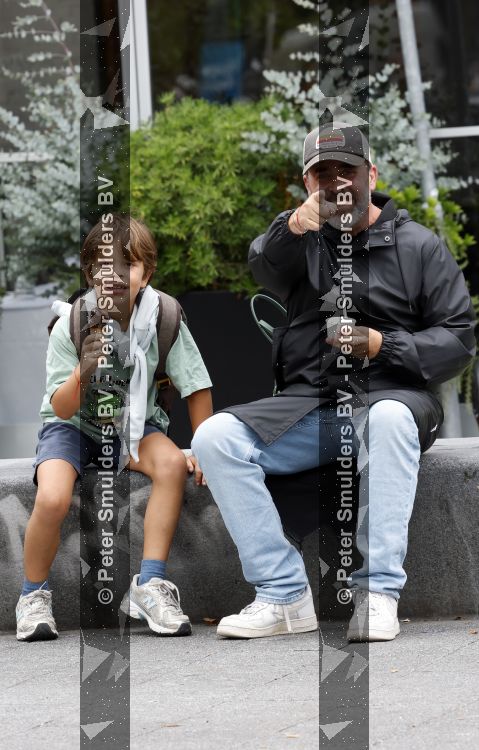 Amsterdam 21 augustus 2026
Horace Cohen en zijn zoontje eten een ijsje 