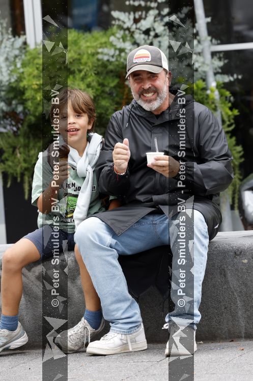 Amsterdam 21 augustus 2026
Horace Cohen en zijn zoontje eten een ijsje 