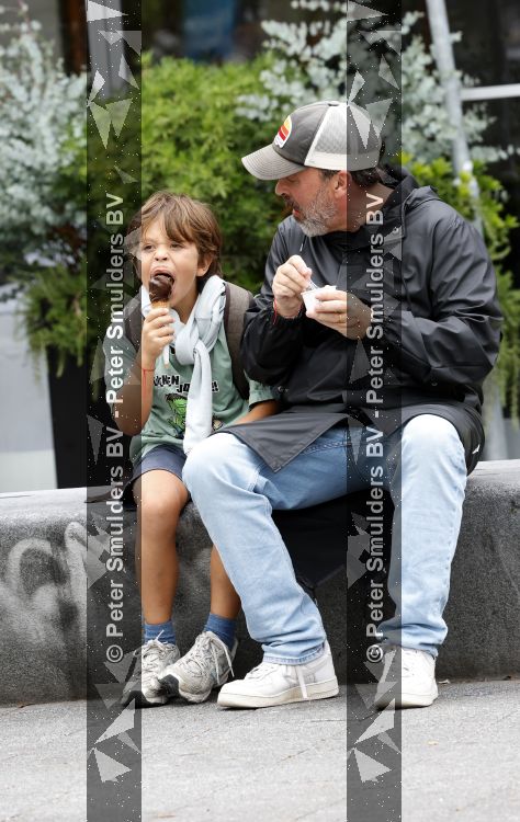 Amsterdam 21 augustus 2026
Horace Cohen en zijn zoontje eten een ijsje 