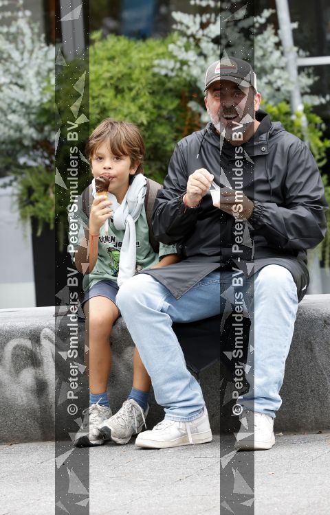 Amsterdam 21 augustus 2026
Horace Cohen en zijn zoontje eten een ijsje 