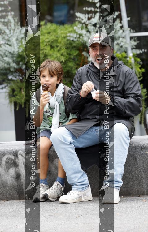 Amsterdam 21 augustus 2026
Horace Cohen en zijn zoontje eten een ijsje 