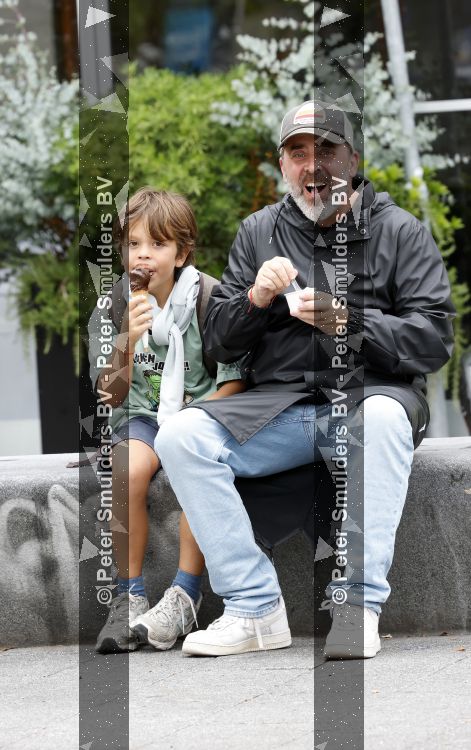 Amsterdam 21 augustus 2026
Horace Cohen en zijn zoontje eten een ijsje 