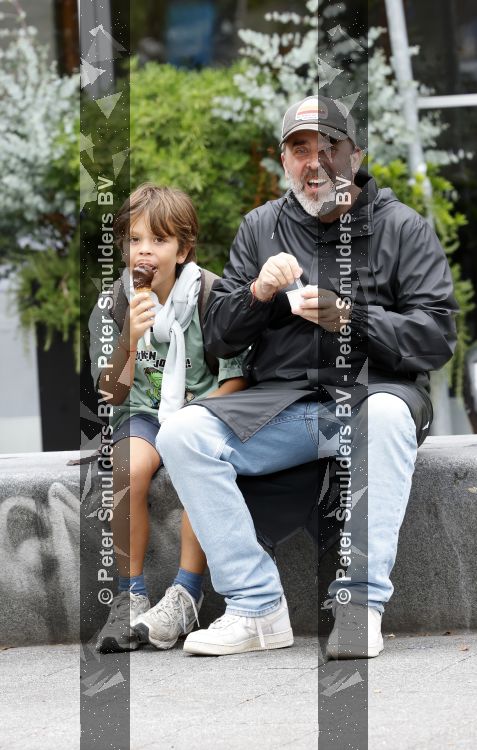 Amsterdam 21 augustus 2026
Horace Cohen en zijn zoontje eten een ijsje 