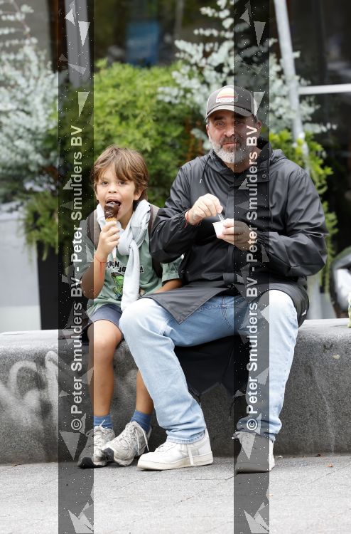Amsterdam 21 augustus 2026
Horace Cohen en zijn zoontje eten een ijsje 