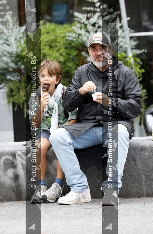 Amsterdam 21 augustus 2026
Horace Cohen en zijn zoontje eten een ijsje 