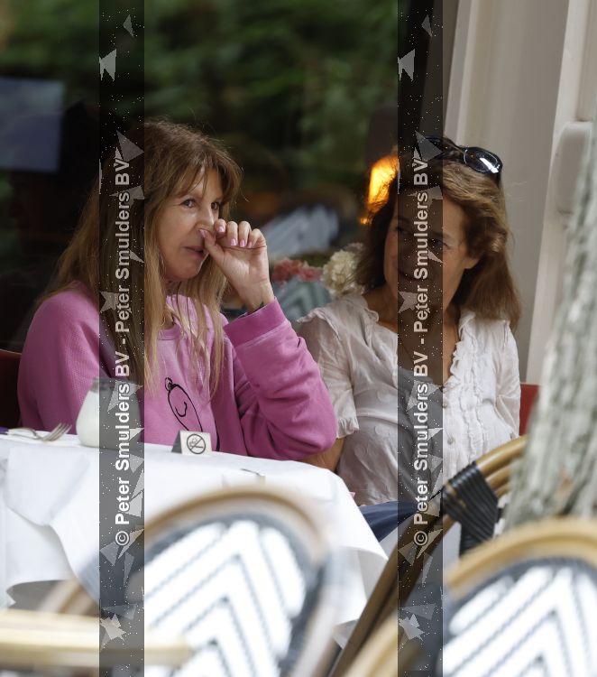 Amsterdam 31 juli 2026
Isa Hoes met een vriendin op terras in Amsterdam zuid 