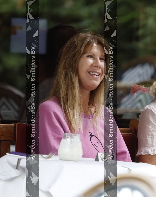 Amsterdam 31 juli 2026
Isa Hoes met een vriendin op terras in Amsterdam zuid 