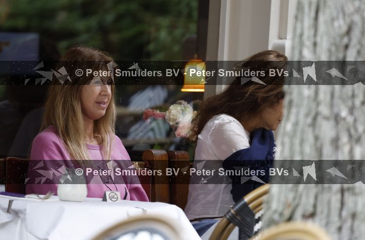 Amsterdam 31 juli 2026
Isa Hoes met een vriendin op terras in Amsterdam zuid 