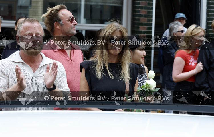 Amsterdam 17 augustus 2026
De stoet met Peter faber rijdt onder politiebegeleiding over de Haarlemmerstraat langs zijn favoriete cafe\'s . Vele mensen bewijzen hem een laatste eer. Isa Hoes en Niels Geusebroek