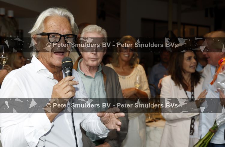 Blaricum 20 augustus 2026
Andre v Duin krijgt uit handen van Jacques Walch het eerste magazine overhandigd van makelaarskantoor Voorma en Walch.