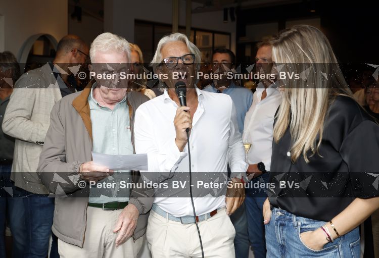 Blaricum 20 augustus 2026
Andre v Duin krijgt uit handen van Jacques Walch het eerste magazine overhandigd van makelaarskantoor Voorma en Walch.