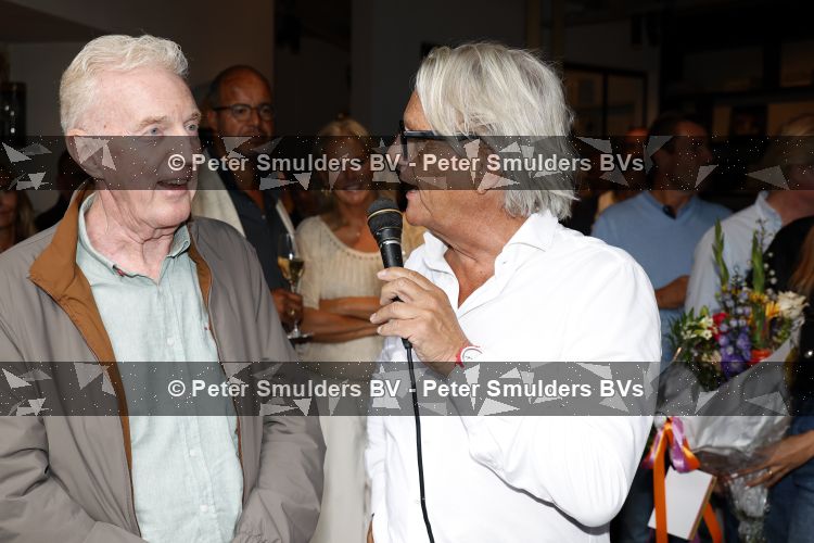 Blaricum 20 augustus 2026
Andre v Duin krijgt uit handen van Jacques Walch het eerste magazine overhandigd van makelaarskantoor Voorma en Walch.