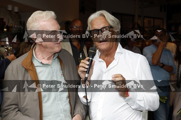 Blaricum 20 augustus 2026
Andre v Duin krijgt uit handen van Jacques Walch het eerste magazine overhandigd van makelaarskantoor Voorma en Walch.