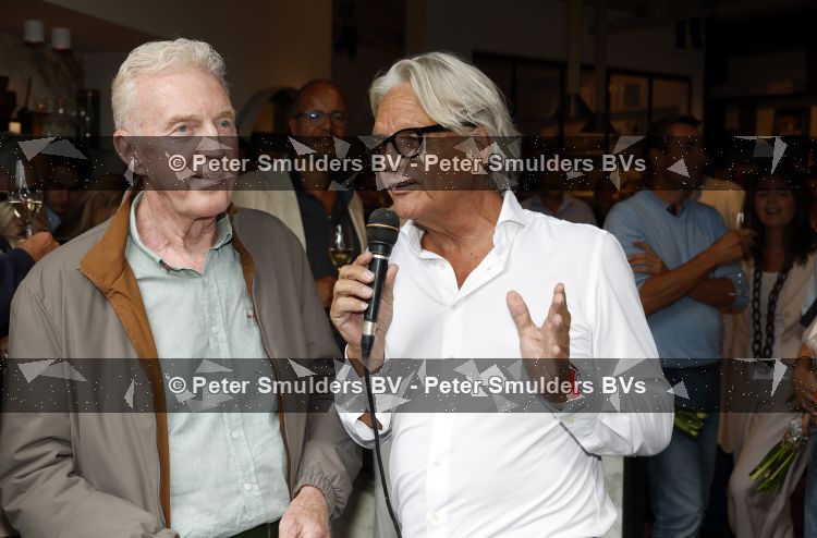 Blaricum 20 augustus 2026
Andre v Duin krijgt uit handen van Jacques Walch het eerste magazine overhandigd van makelaarskantoor Voorma en Walch.