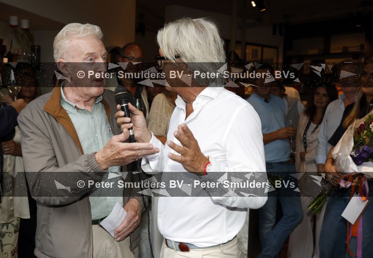 Blaricum 20 augustus 2026
Andre v Duin krijgt uit handen van Jacques Walch het eerste magazine overhandigd van makelaarskantoor Voorma en Walch.