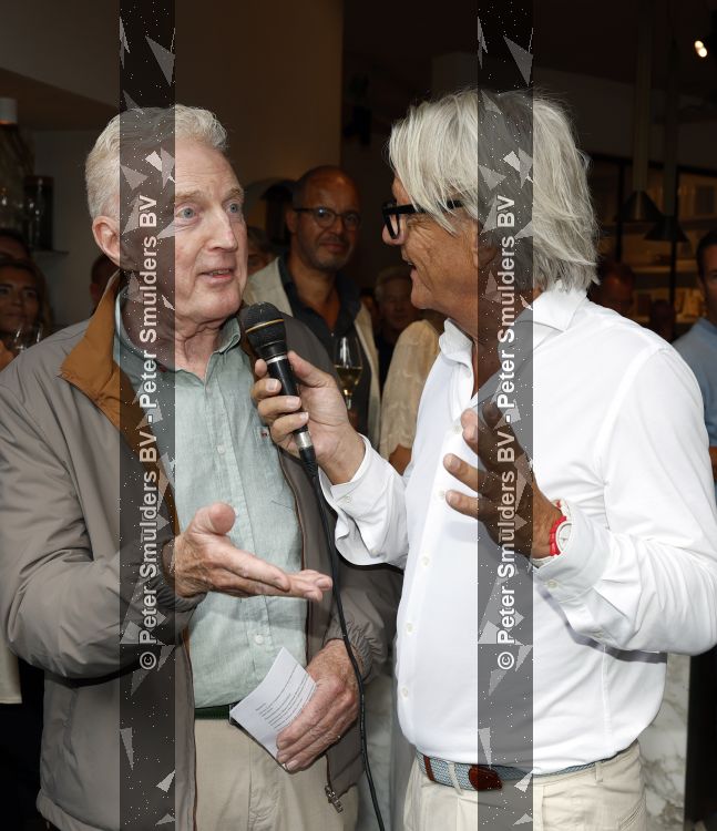 Blaricum 20 augustus 2026
Andre v Duin krijgt uit handen van Jacques Walch het eerste magazine overhandigd van makelaarskantoor Voorma en Walch.