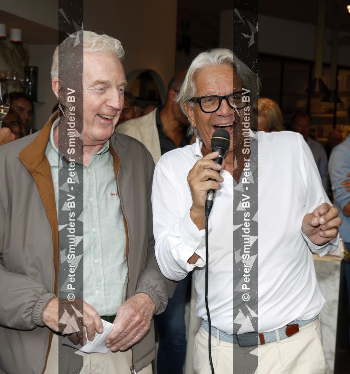 Blaricum 20 augustus 2026
Andre v Duin krijgt uit handen van Jacques Walch het eerste magazine overhandigd van makelaarskantoor Voorma en Walch.