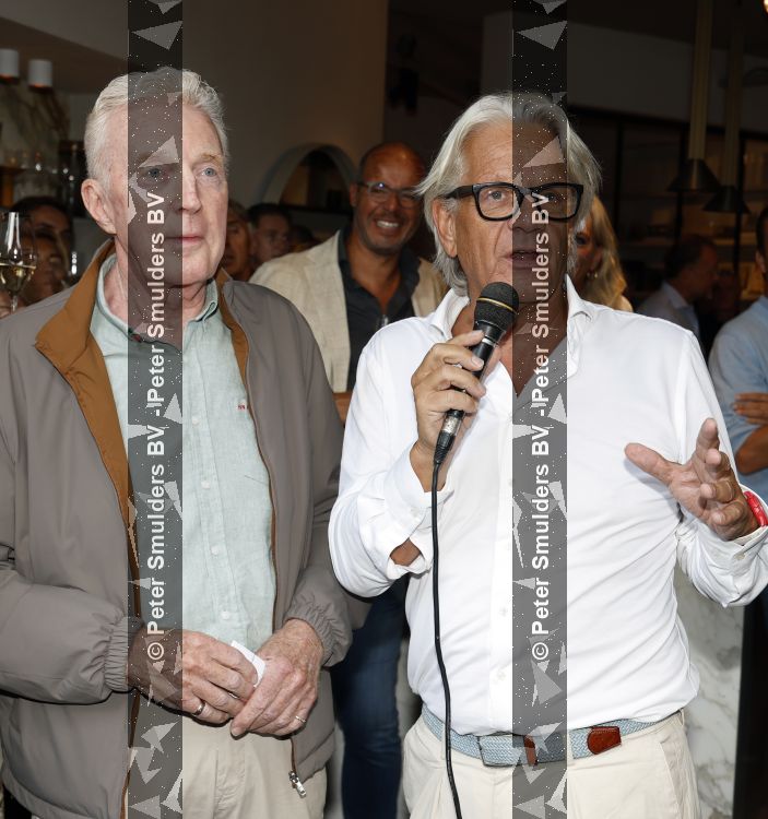 Blaricum 20 augustus 2026
Andre v Duin krijgt uit handen van Jacques Walch het eerste magazine overhandigd van makelaarskantoor Voorma en Walch.