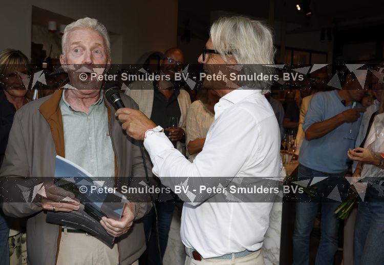 Blaricum 20 augustus 2026
Andre v Duin krijgt uit handen van Jacques Walch het eerste magazine overhandigd van makelaarskantoor Voorma en Walch.