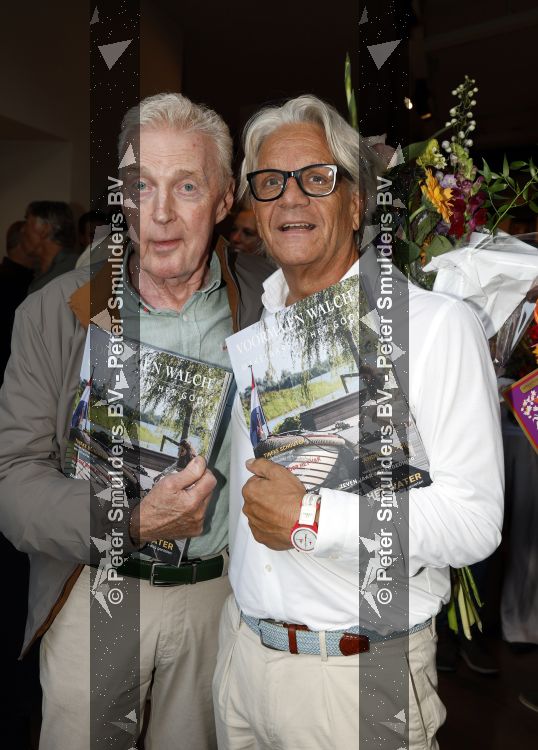 Blaricum 20 augustus 2026
Andre v Duin krijgt uit handen van Jacques Walch het eerste magazine overhandigd van makelaarskantoor Voorma en Walch.