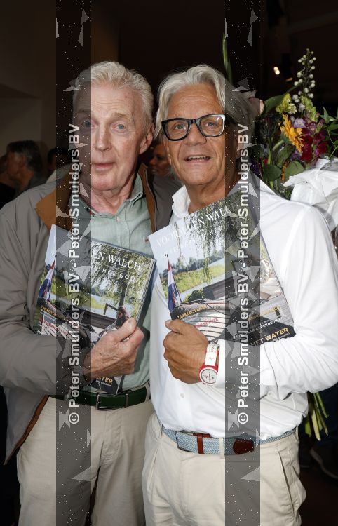 Blaricum 20 augustus 2026
Andre v Duin krijgt uit handen van Jacques Walch het eerste magazine overhandigd van makelaarskantoor Voorma en Walch.