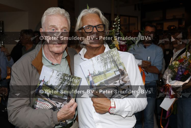 Blaricum 20 augustus 2026
Andre v Duin krijgt uit handen van Jacques Walch het eerste magazine overhandigd van makelaarskantoor Voorma en Walch.