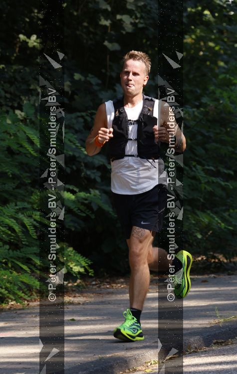 Amsterdam 26 augustus 2026
Jeroen v Veen aan het hardlopen . 