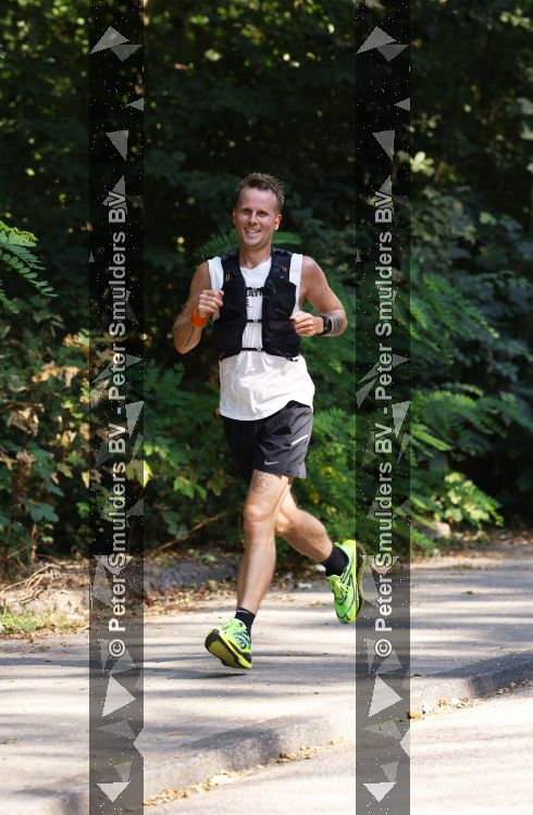 Amsterdam 26 augustus 2026
Jeroen v Veen aan het hardlopen . 