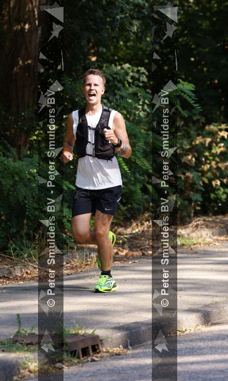 Amsterdam 26 augustus 2026
Jeroen v Veen aan het hardlopen . 
