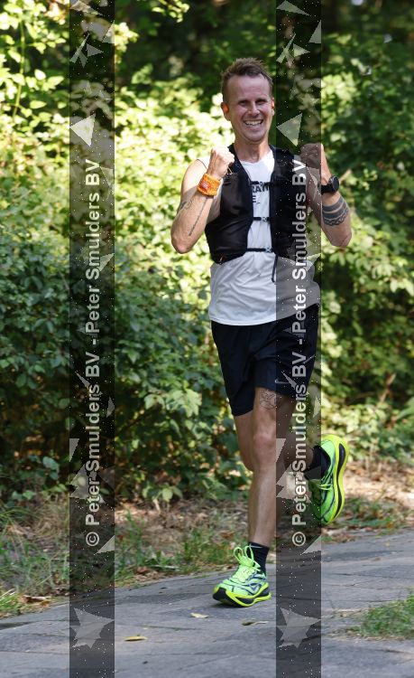 Amsterdam 26 augustus 2026
Jeroen v Veen aan het hardlopen . 