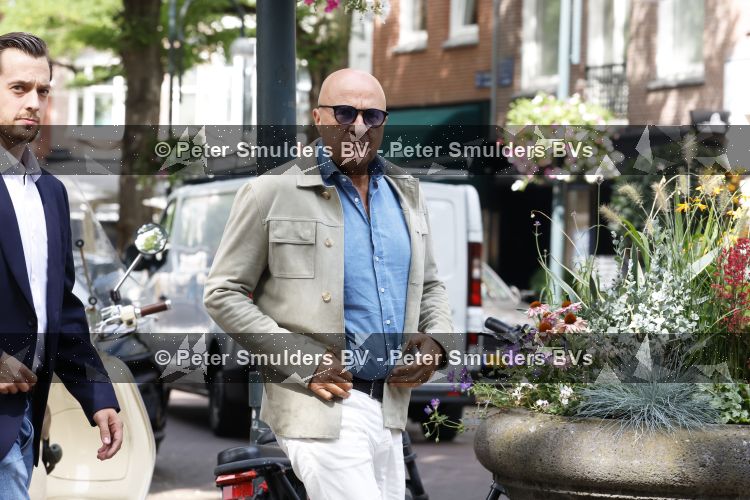 Amsterdam 26 augustus 2026
John v d Heuvel met zijn beveiliging op straat in Amsterdam.