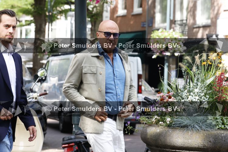 Amsterdam 26 augustus 2026
John v d Heuvel met zijn beveiliging op straat in Amsterdam.