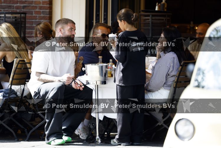 Amsterdam 26 augustus 2026
Lars Veldwijk op terras in Amsterdam zuid . Ook zijn dochter is erbij 