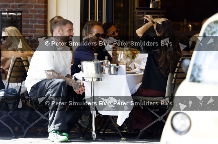 Amsterdam 26 augustus 2026
Lars Veldwijk op terras in Amsterdam zuid . Ook zijn dochter is erbij 