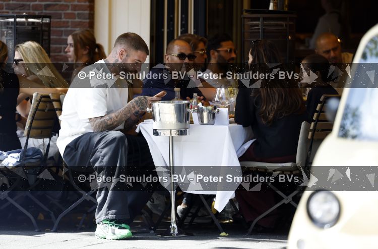 Amsterdam 26 augustus 2026
Lars Veldwijk op terras in Amsterdam zuid . Ook zijn dochter is erbij 