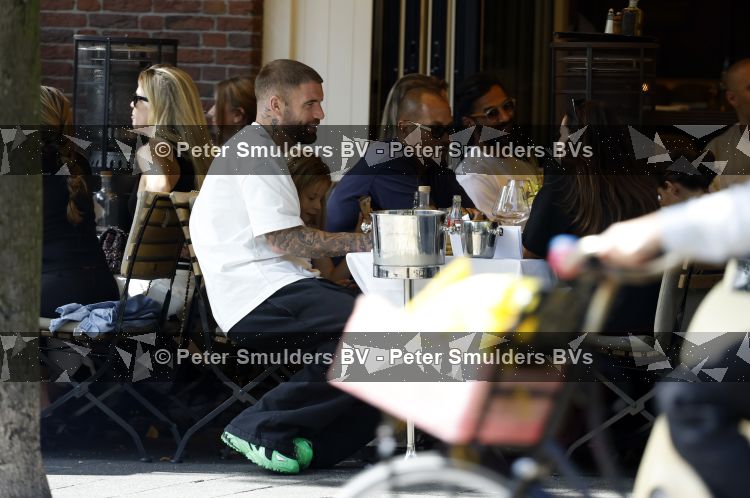Amsterdam 26 augustus 2026
Lars Veldwijk op terras in Amsterdam zuid . Ook zijn dochter is erbij 