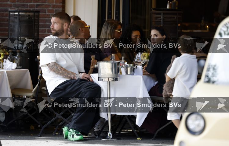 Amsterdam 26 augustus 2026
Lars Veldwijk op terras in Amsterdam zuid . Ook zijn dochter is erbij 