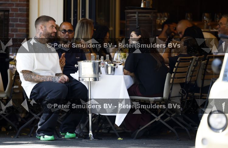 Amsterdam 26 augustus 2026
Lars Veldwijk op terras in Amsterdam zuid . Ook zijn dochter is erbij 