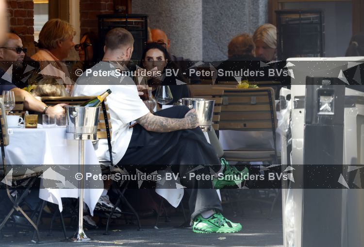 Amsterdam 26 augustus 2026
Lars Veldwijk op terras in Amsterdam zuid . Ook zijn dochter is erbij 