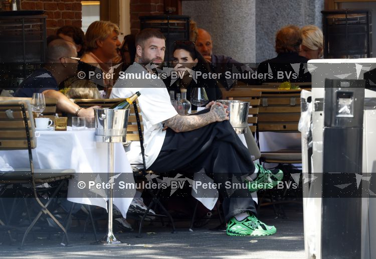 Amsterdam 26 augustus 2026
Lars Veldwijk op terras in Amsterdam zuid . Ook zijn dochter is erbij 