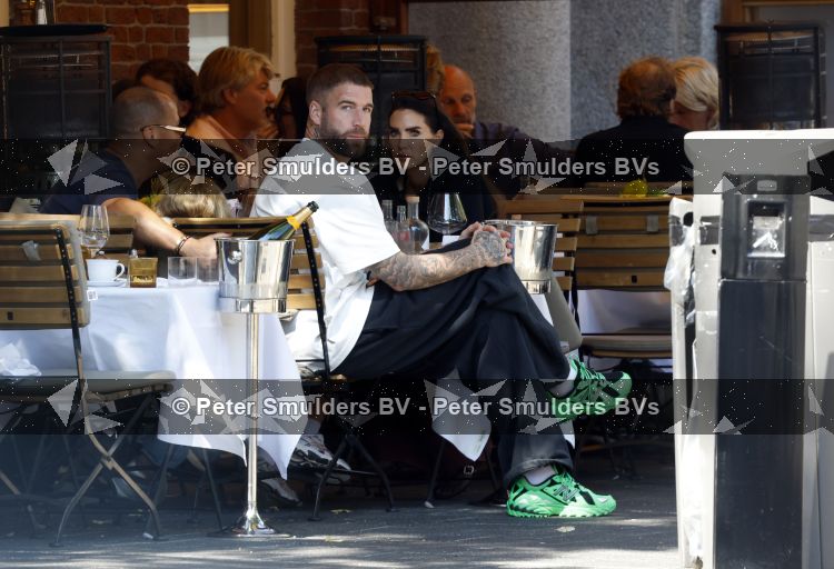 Amsterdam 26 augustus 2026
Lars Veldwijk op terras in Amsterdam zuid . Ook zijn dochter is erbij 
